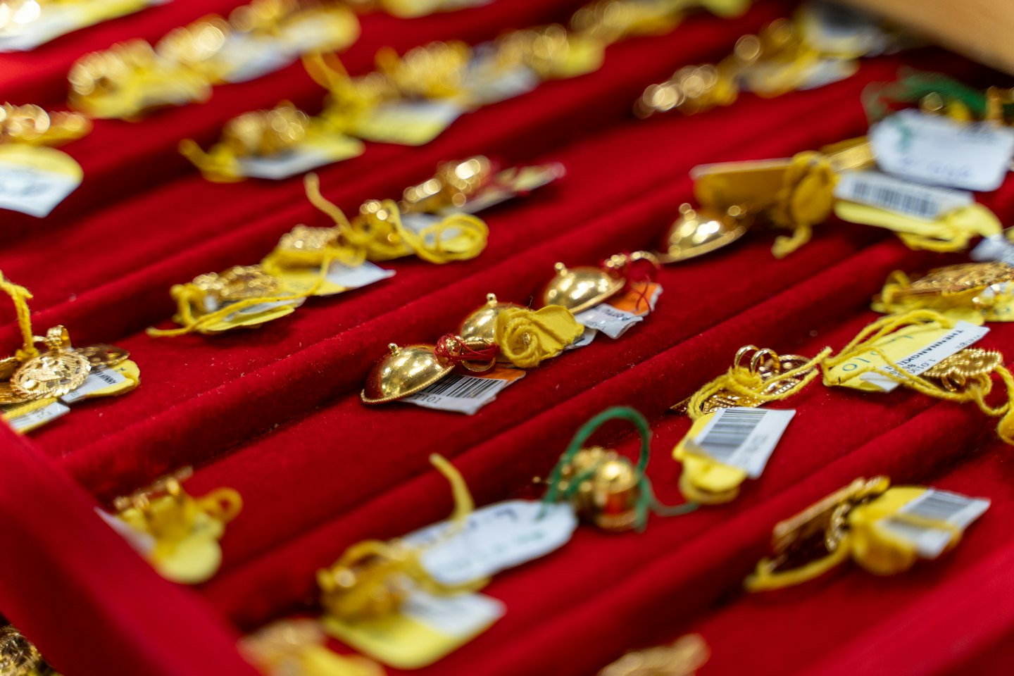 Gioielli in oro esposti in un cofanetto di velluto rosso.
